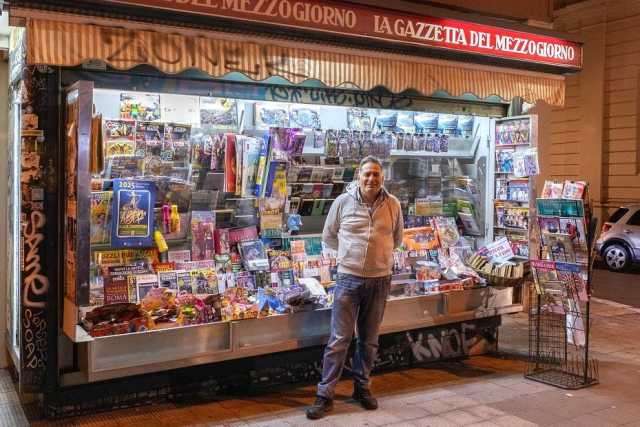 Bari, un profilo social contro la crisi: � la storia di Ciro e della sua "Edicola del ponte"